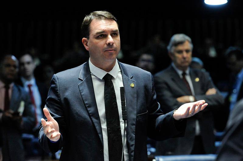O senador Flávio Bolsonaro é acusado de comandar um esquema de 'rachadinha' em seu gabinete da Alerj, quando era deputado estadual