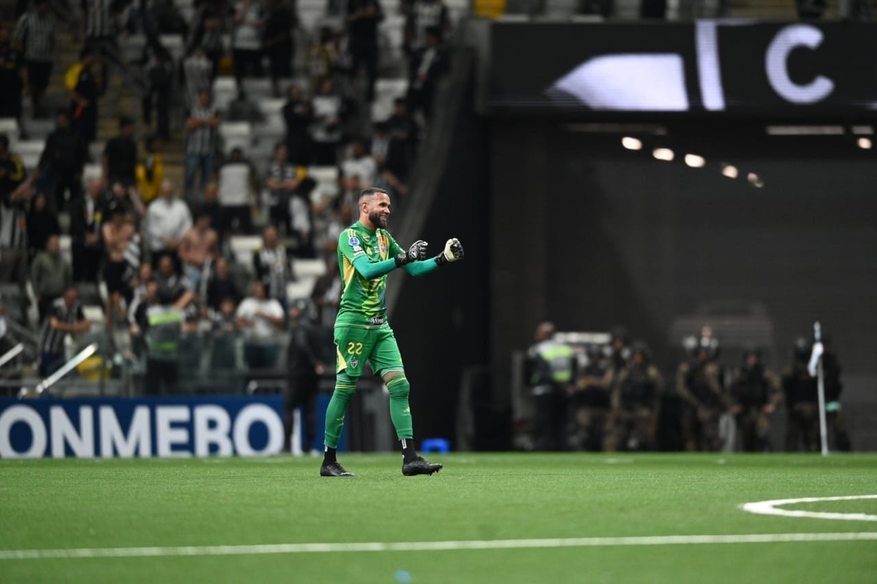 Goleiro Everson, do Atlético, brilhou nos pênaltis contra o Bucaramanga, pela Copa Sul-Americana