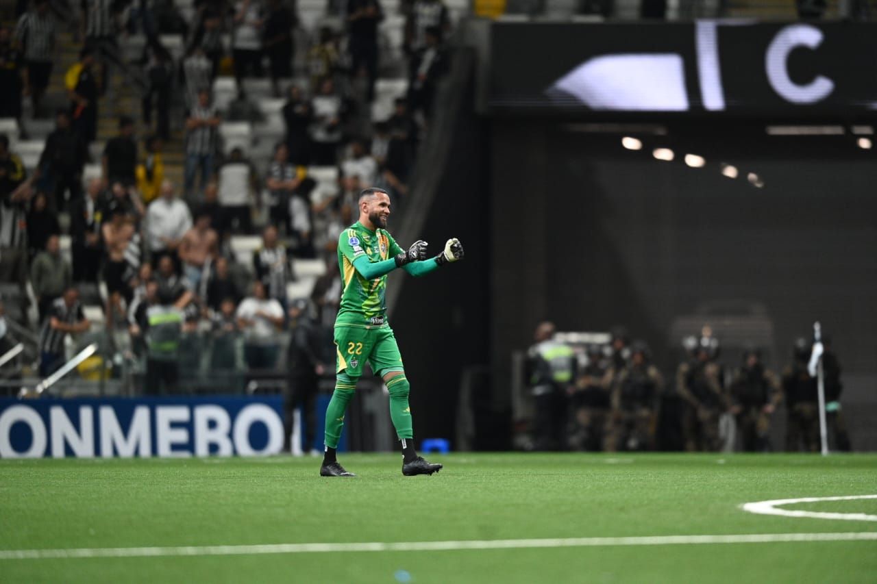 Goleiro Everson, do Atlético, brilhou nos pênaltis contra o Bucaramanga, pela Copa Sul-Americana