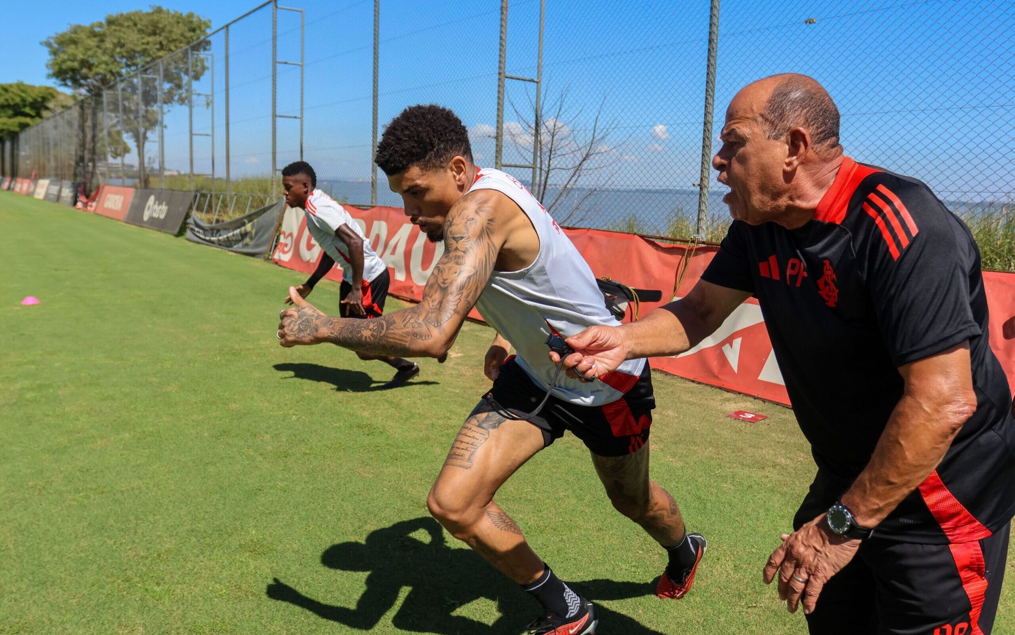 Folgas e treinos mais pesados só em setembro agora (Foto: Ricardo Duarte/SC Internacional)