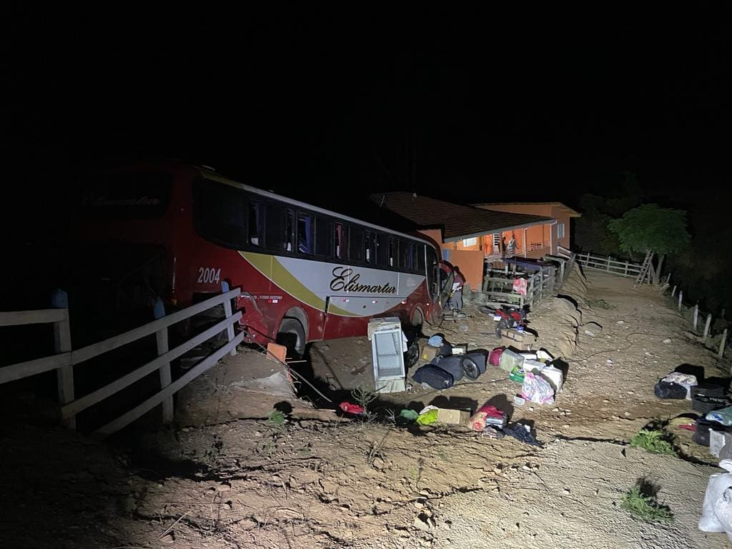 Ônibus perdeu controle e invadiu muro de residência em Cristina