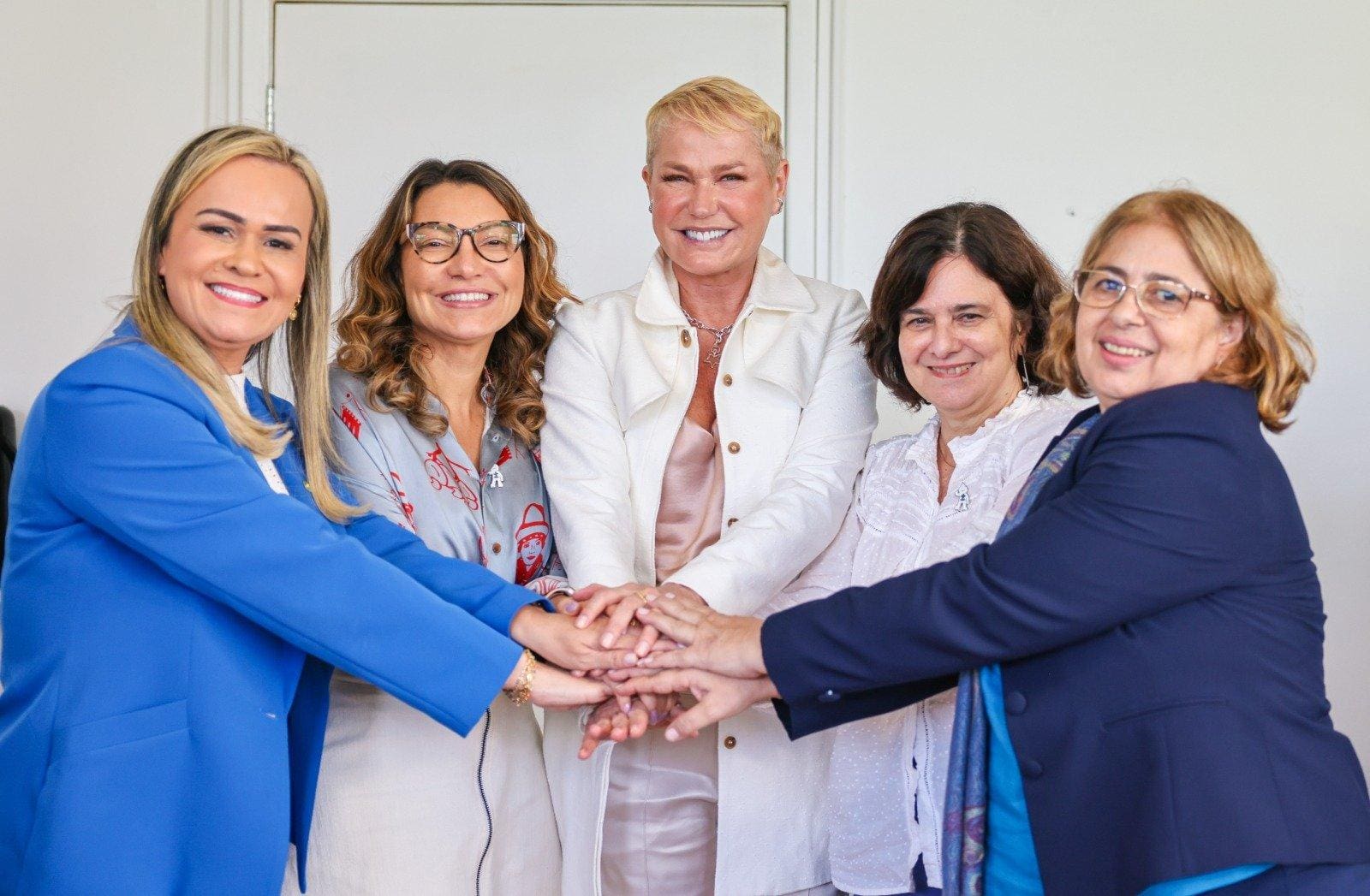 As ministras Nísia Trindade, Daniela Carneiro, Cida Gonçalves, a primeira-dama Janja Silva e a apresentadora Xuxa Meneghel