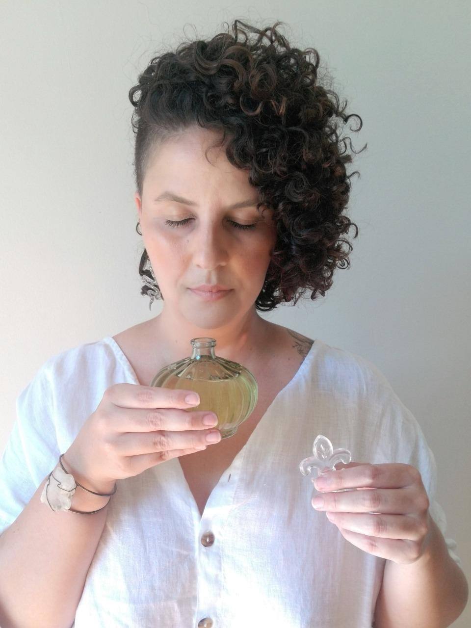 Na foto ilustrativa, uma perfumista trabalhando