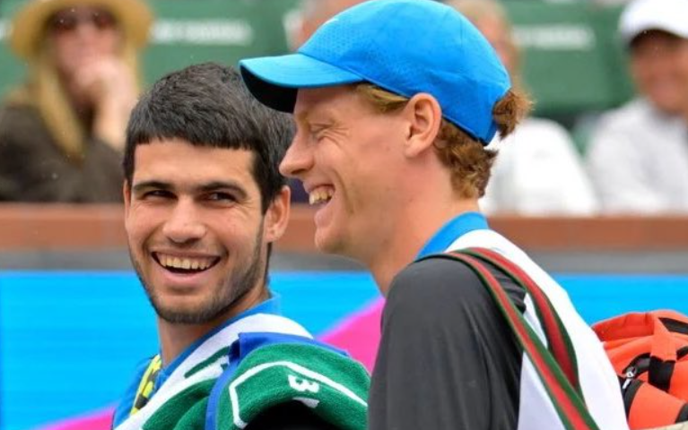 Carlos Alcaraz (e) e Jannik Sinner em foto de arquivo