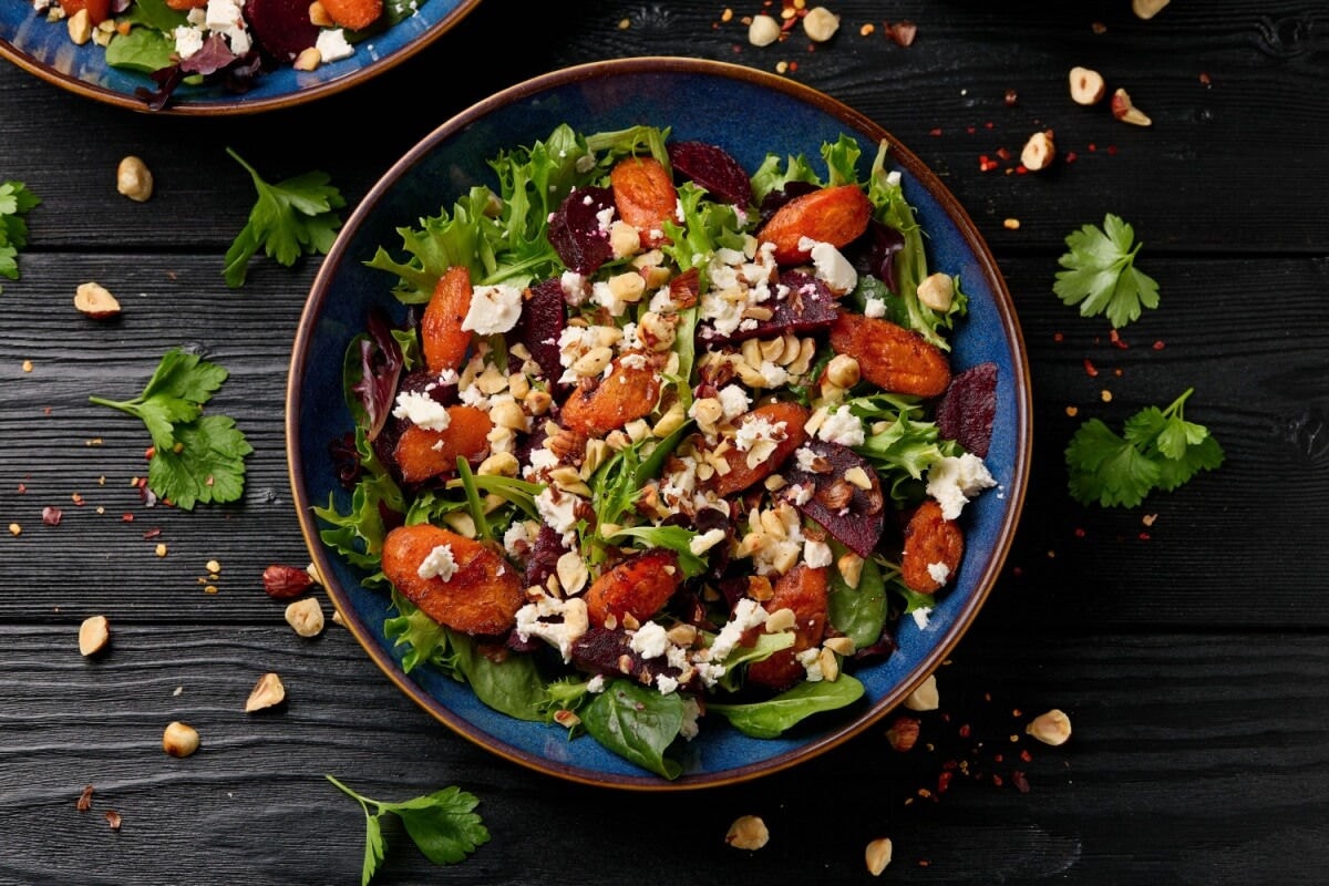 Salada morna de beterraba com cenoura, queijo feta e avelãs