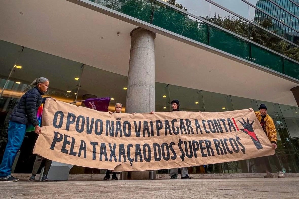 Manifestantes usaram cartazes e faixas em invasão ao prédio do Itaú, em São Paulo