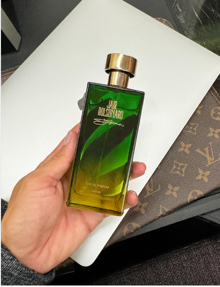 Agustin Fernandez divulgou em suas redes sociais uma foto do vidro da fragrância, que terá as cores verde e amarelo,