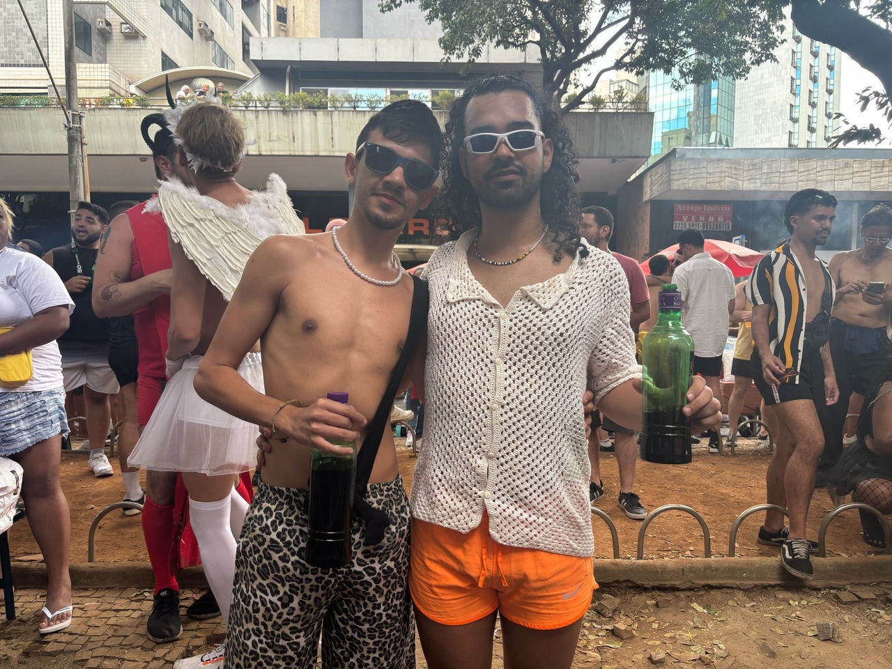 Pedro Rosado, 26, e Samuel Lacerda, 25, aguardam chegada da cantora Melody na Savassi
