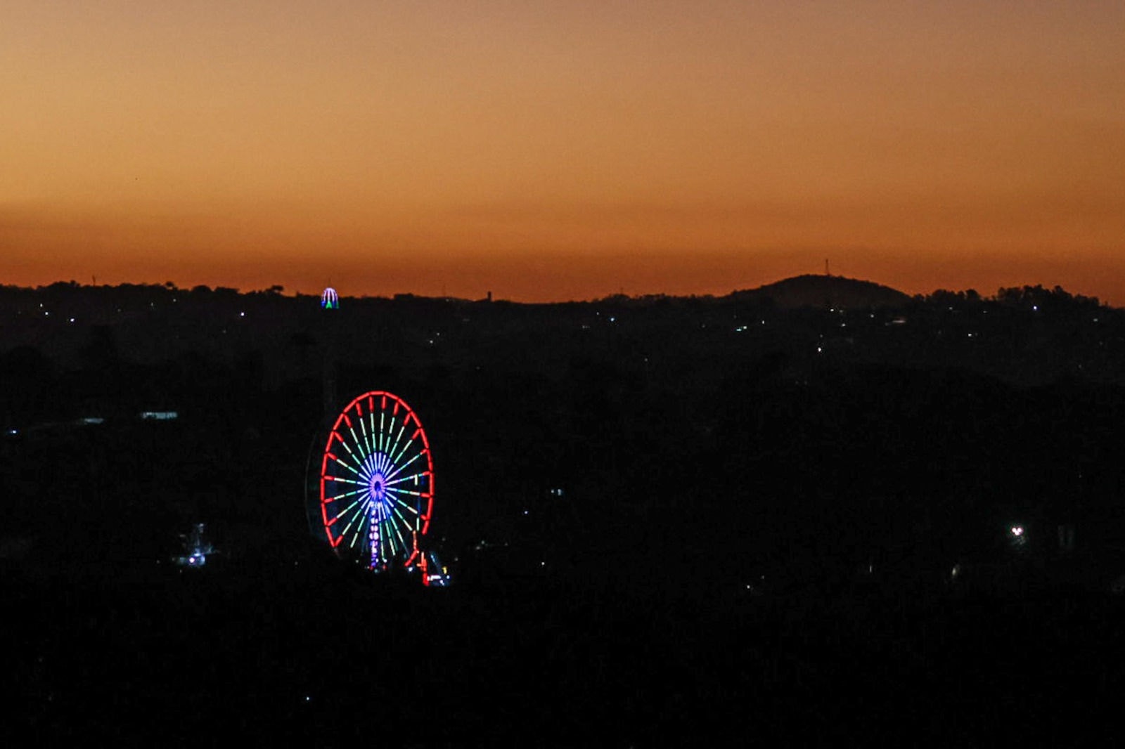 Fim de tarde na região Pampulha, com vista para a roda gigante do Parque Guanabara
