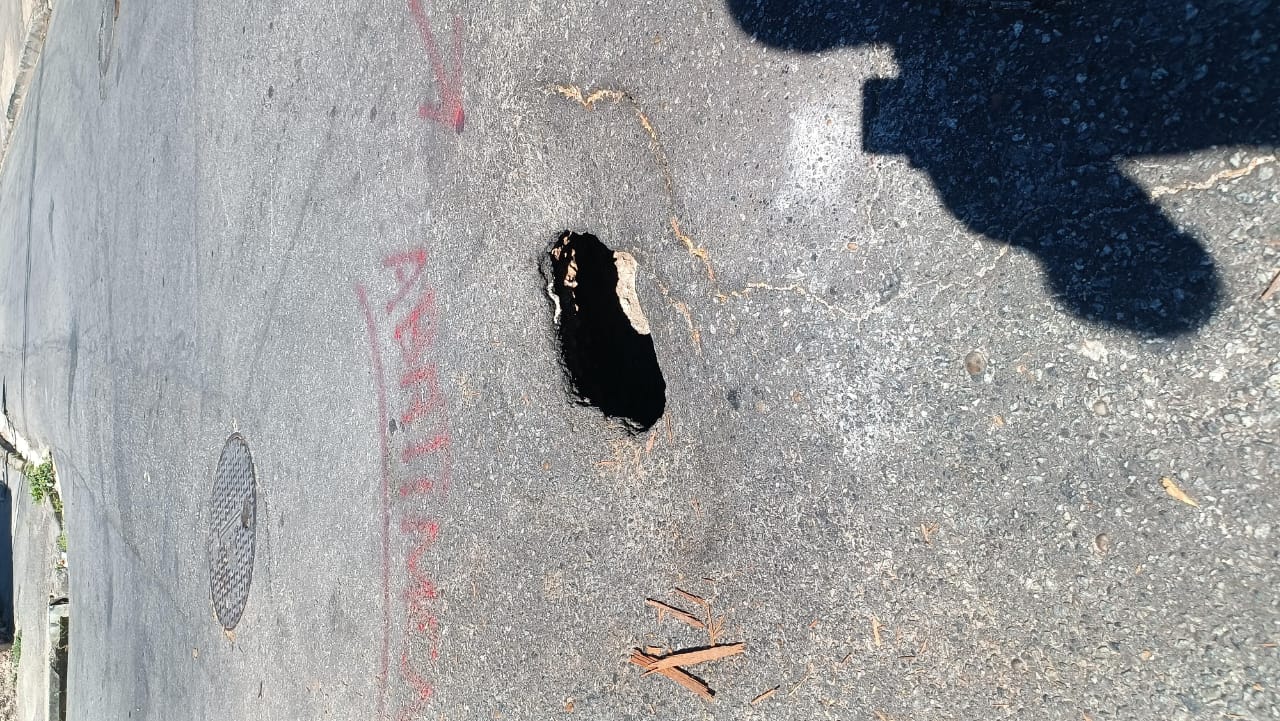 De acordo com um morador, o buraco tem cerca de quatro metros de extensão