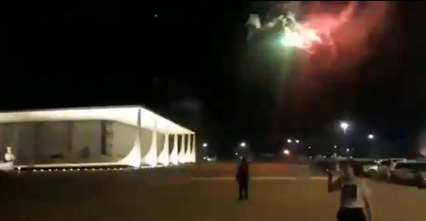 Bolsonaristas lançam fogos de artifício no STF