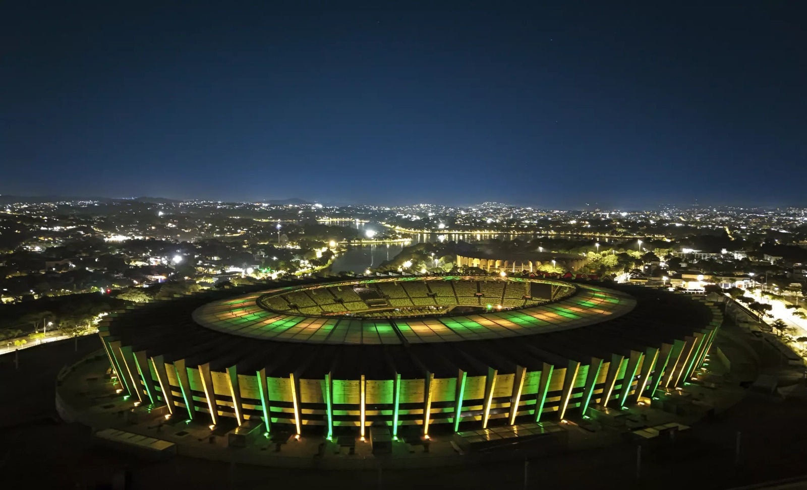 Mineirão iluminado em verde amarelo após o anúncio da confirmação do Brasil como sede da Copa do Mundo feminina