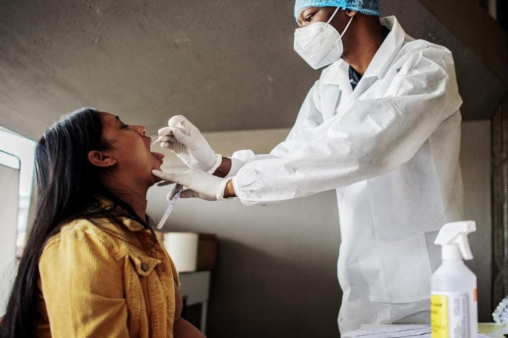 Uma enfermeira faz teste para o novo coronavírus em Johanesburgo