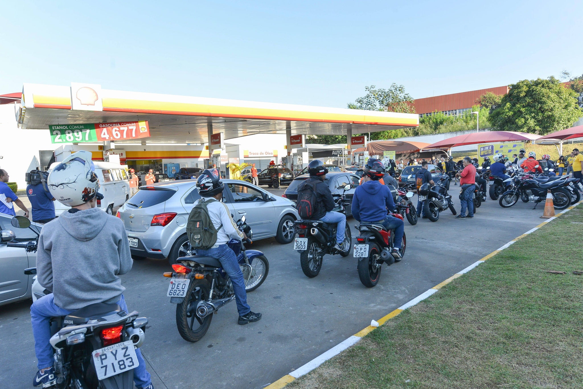 Motoristas fizeram fila para abastecer no Dia Livre de Impostos