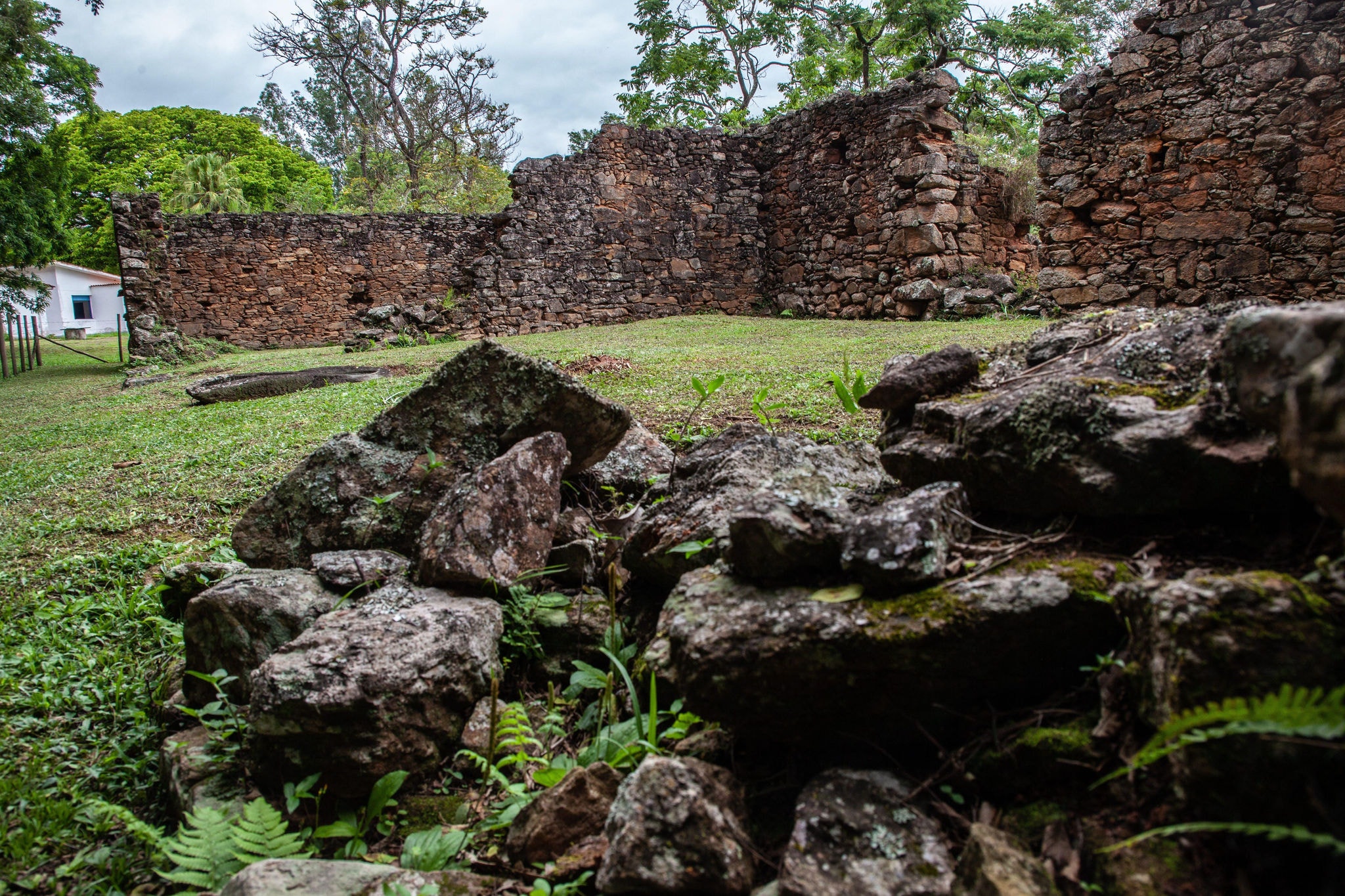 Casa e engenho de açúcar viraram ruína, mas história e beleza natural permanecem