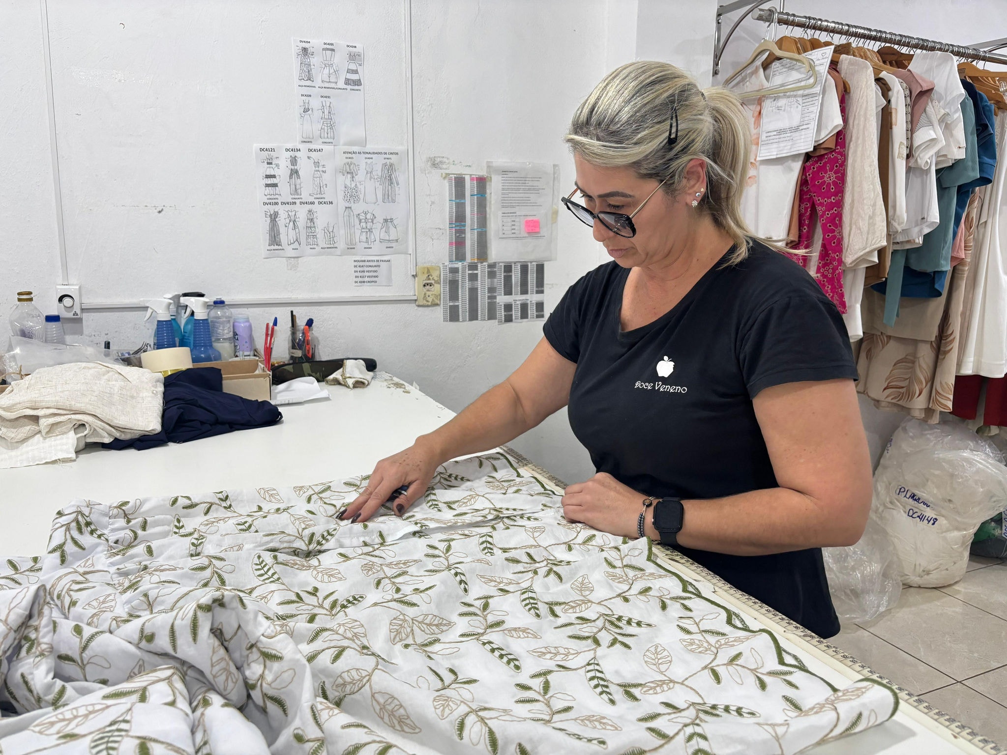 Fábricas de roupas em Divinópolis empregam costureiras e vestem todo o país