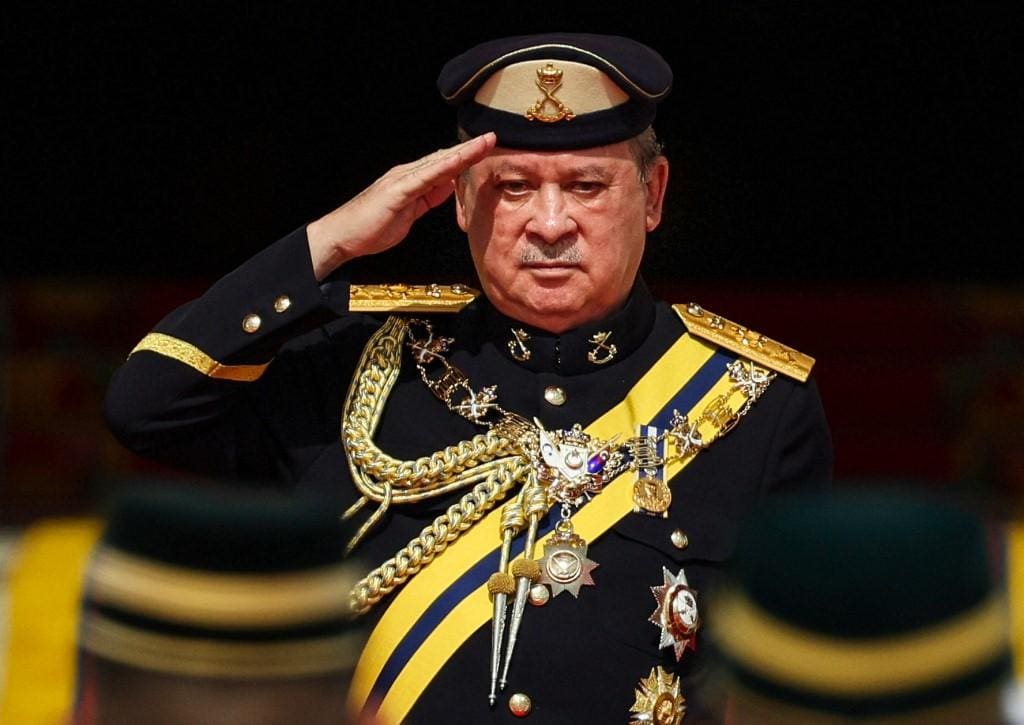 O rei da Malásia, Sultão Ibrahim Iskandar, saúda a guarda de honra durante a cerimônia de boas-vindas no Palácio Nacional em Kuala Lumpur