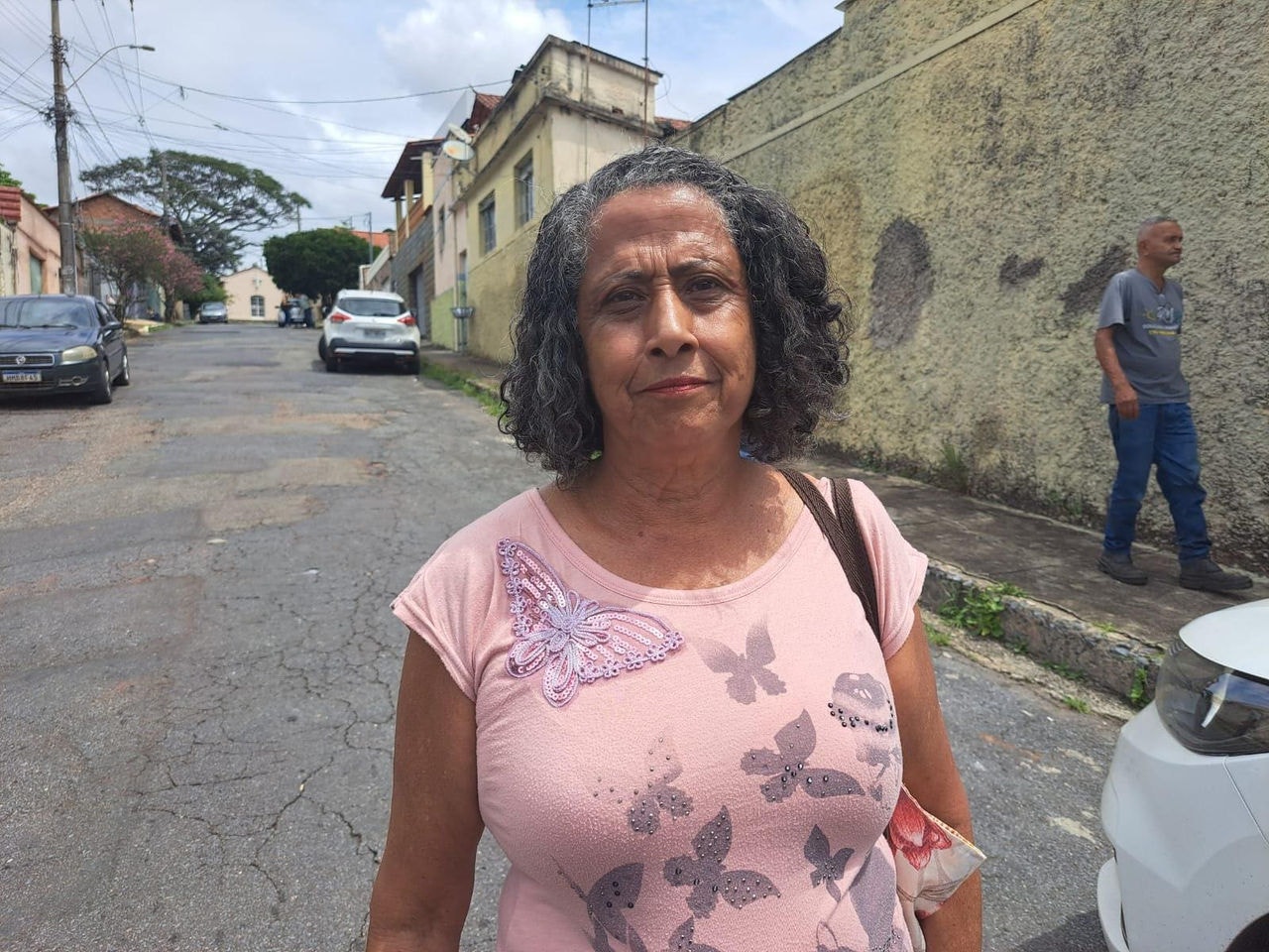 A aposentada Neuza de Fátima, de 69 anos, está a 48 horas fora da casa onde vive, no bairro Jardim Montanhês, na região Noroeste de Belo Horizonte
