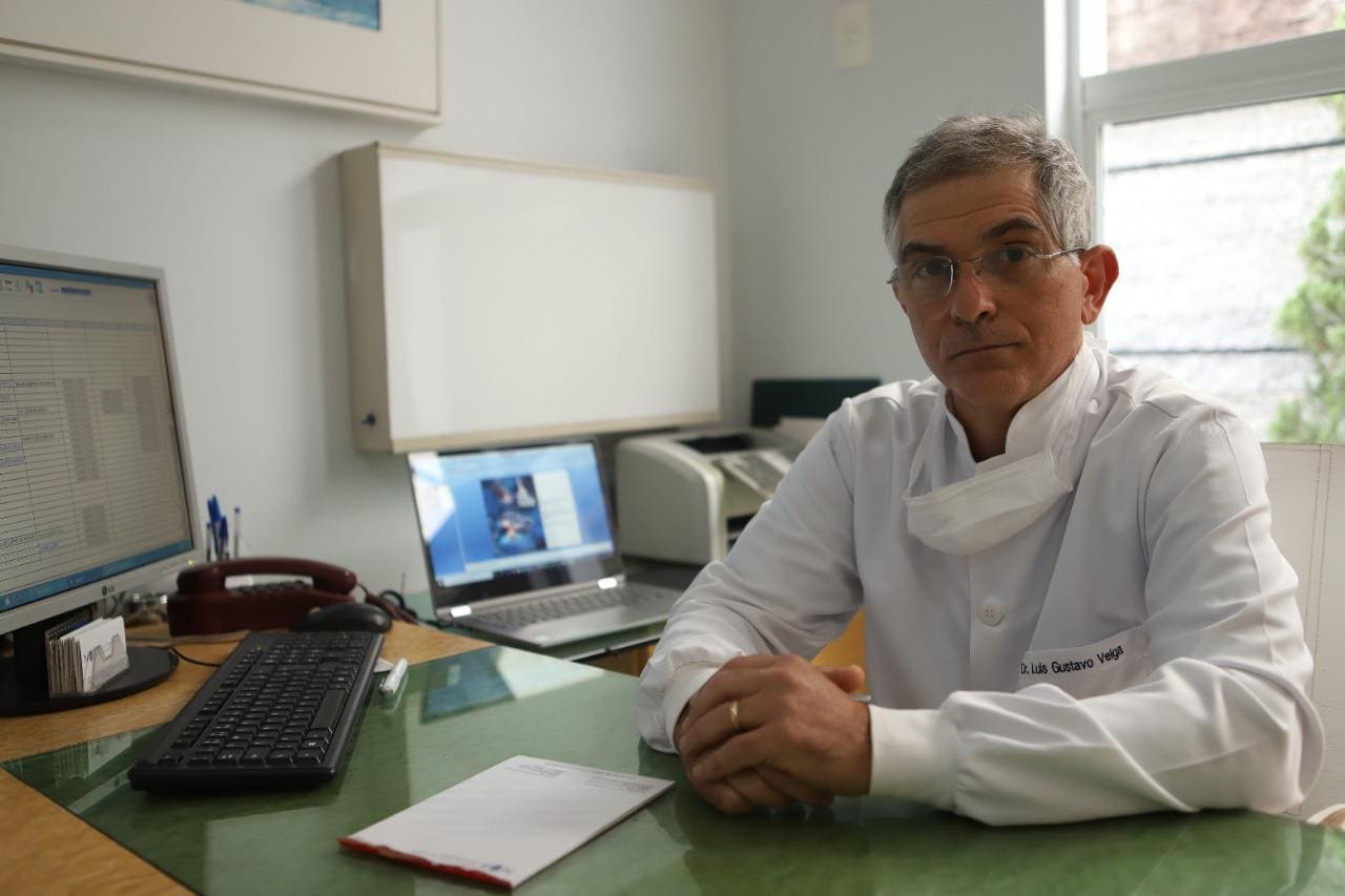 Dentista há 30 anos,  Luís Gustavo de Medeiros Veiga, de 51, transformou a clínica em fábrica para criar o equipamento