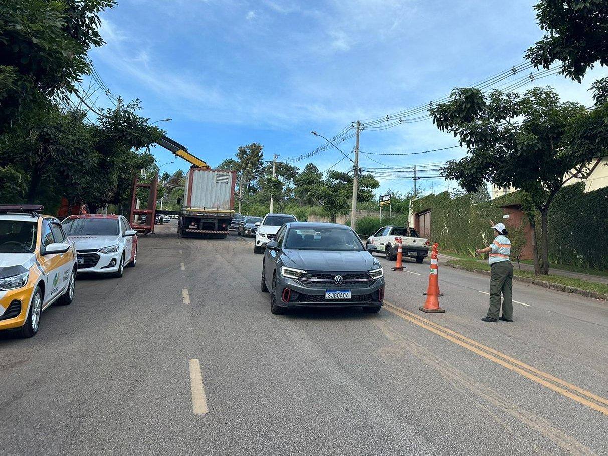 Agentes da BHTrans orientam os motoristas que passam pelo trecho