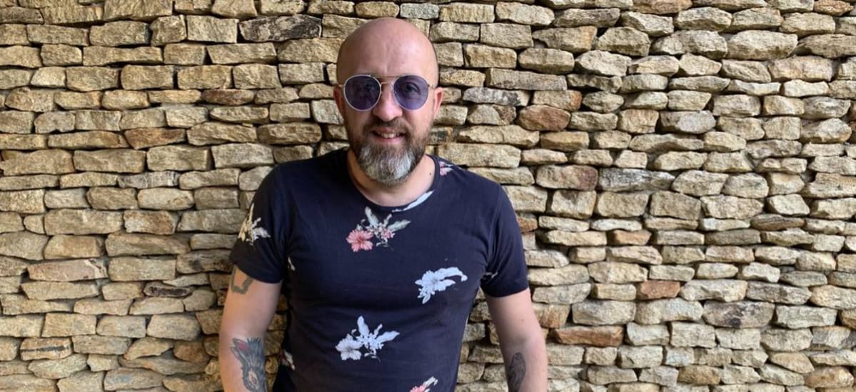 Fabrício Carpinejar participa do Sempre um Papo com seu livro 'Manual do Luto'