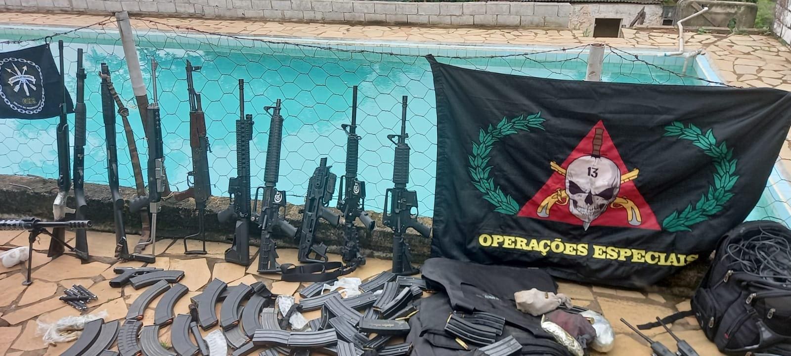 Um grande arsenal de armas foi apreendido com os criminosos.