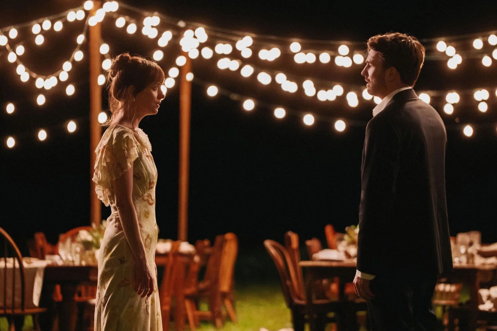 Lucy (Dakota Johnson) e John (Chris Evans) discutem o futuro e a relação entre os dois.