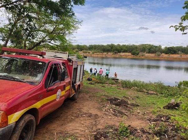 Homem pula em lago para fugir de abelhas, se afoga e é atacado por piranhas em MG