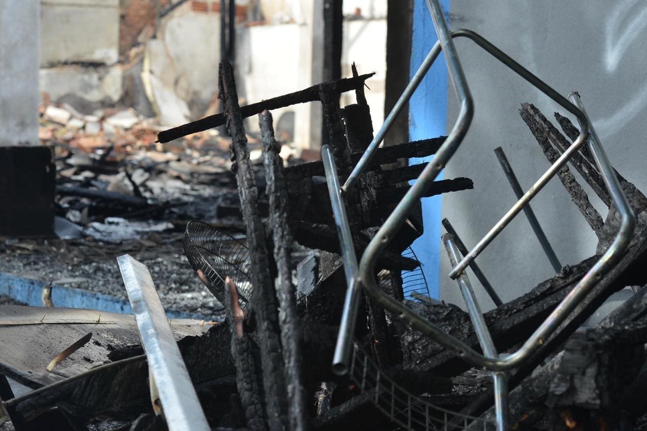 Incêndio destruiu loja na av. Silviano Brandão