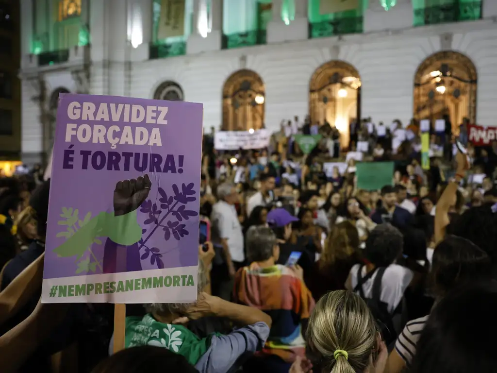 Protesto contra o PL 1904/24 reuniu mulheres na Cinelândia, no centro do Rio de Janeiro
