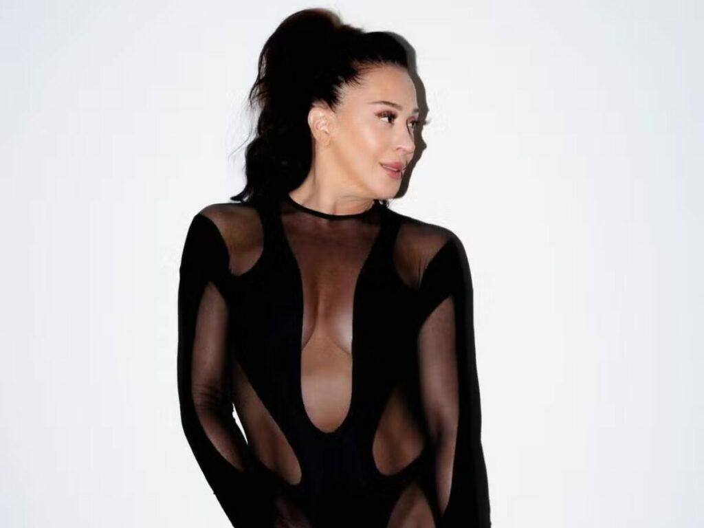 Claudia Raia mostra corpão com macacão transparente