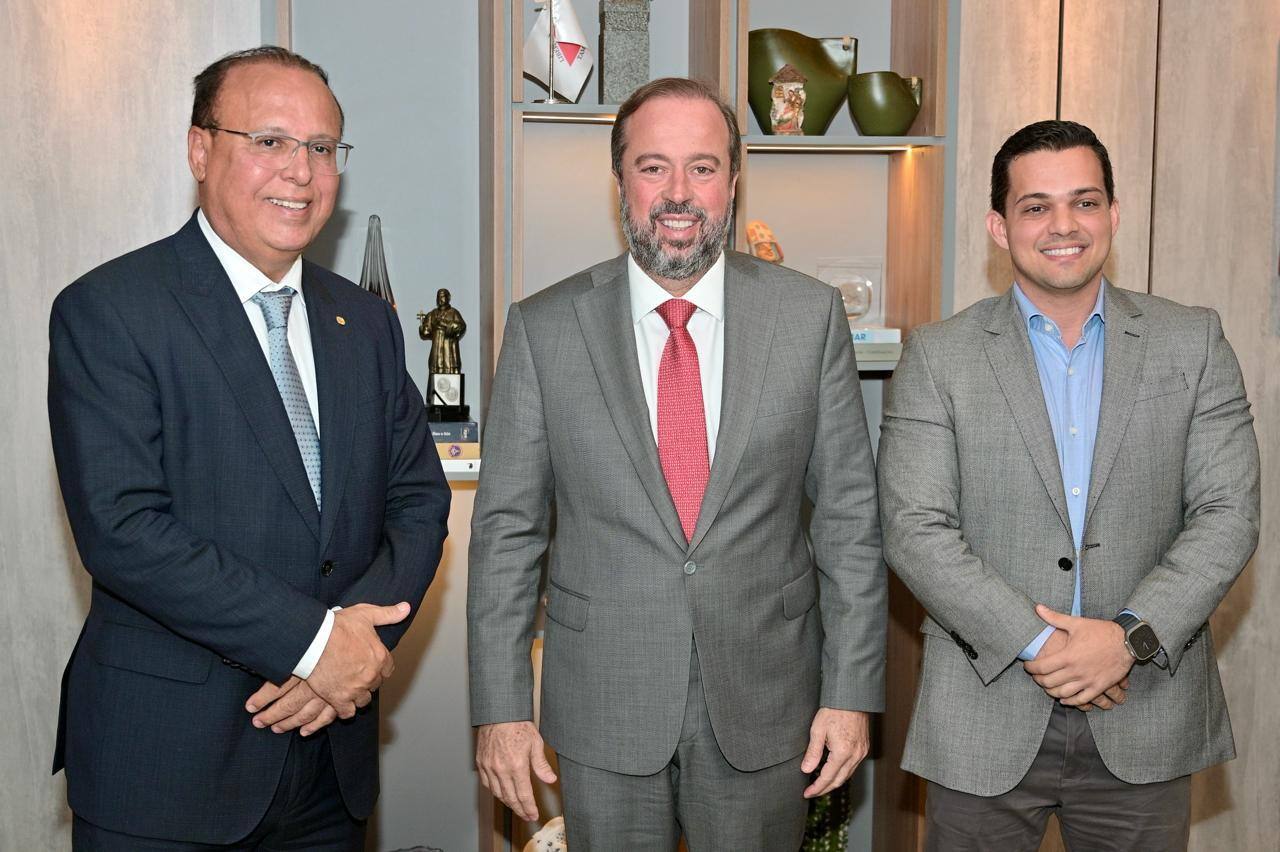 Ministro Alexandre da Silveira entre o deputado estadual Gil Pereira e o prefeito Pedro Braga Ministro Alexandre da Silveira entre o deputado estadual Gil Pereira e o prefeito Pedro Braga
