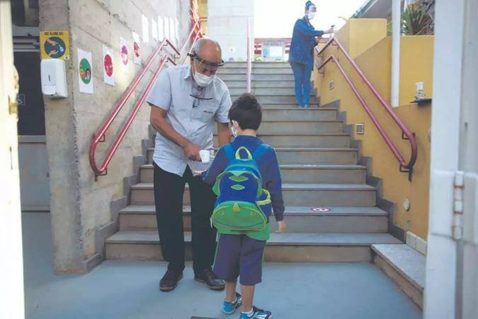 Nas escolas municipais, protocolos continuam os mesmos Já na rede estadual, não haverá mais entrada escalonada dos alunos