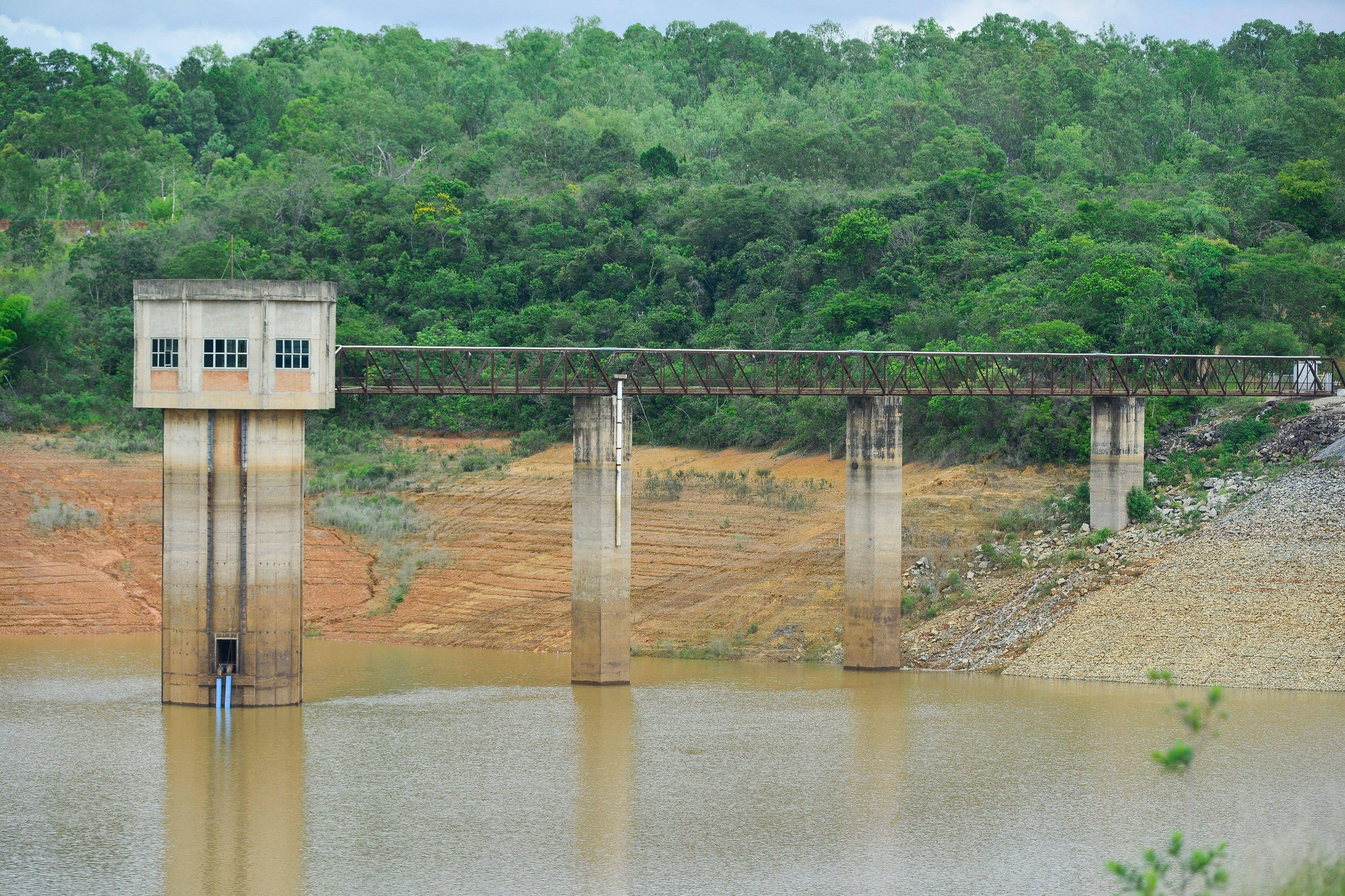 Represa Serra Azul , em Juatuba , tem seu nível de água em 5% , da capacidade total, em 2016