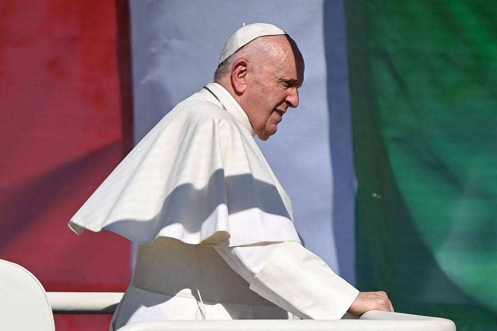 Papa Francisco e bandeira da Itália ao fundo