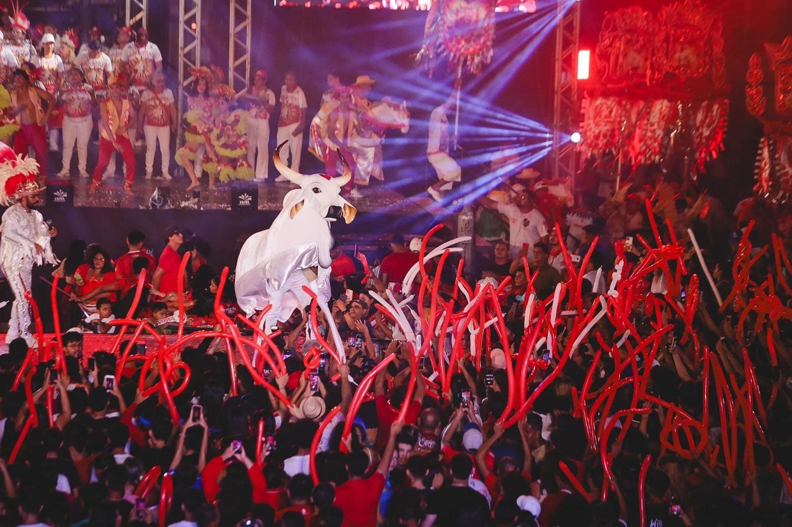 Apresentacao do boi bumbá Garantido no Bumbódromo, em Parintins