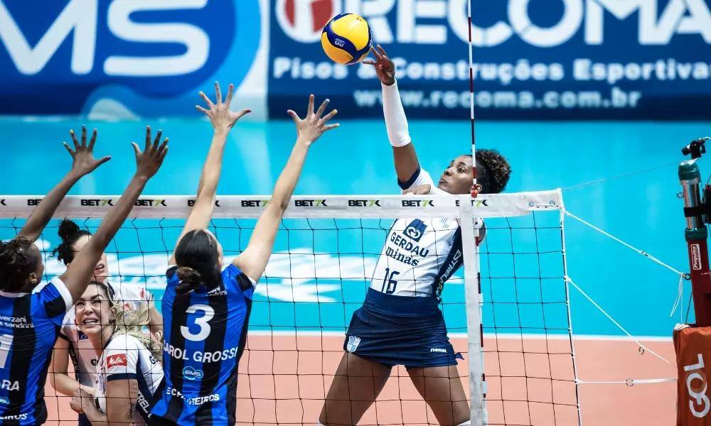 Com embalo da torcida, Minas virou o jogo e venceu o Pinheiros por 3 sets a 1