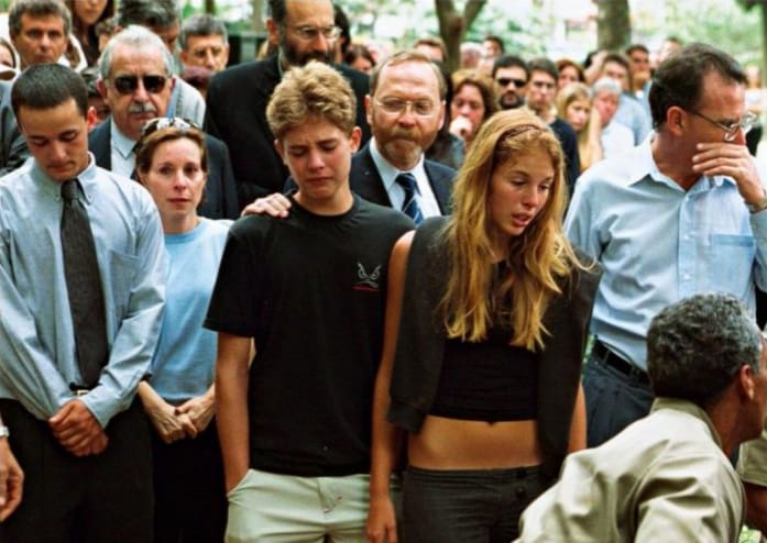 Suzane e Andreas no velório dos pais em 2002