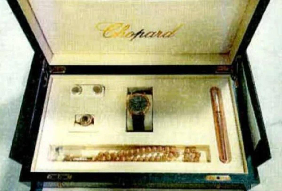 Segundo conjunto de joias, que inclui relógio, abotoadura, anel e rosário, está com Bolsonaro,