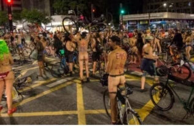 Ciclistas fazem protesto nus em São Paulo