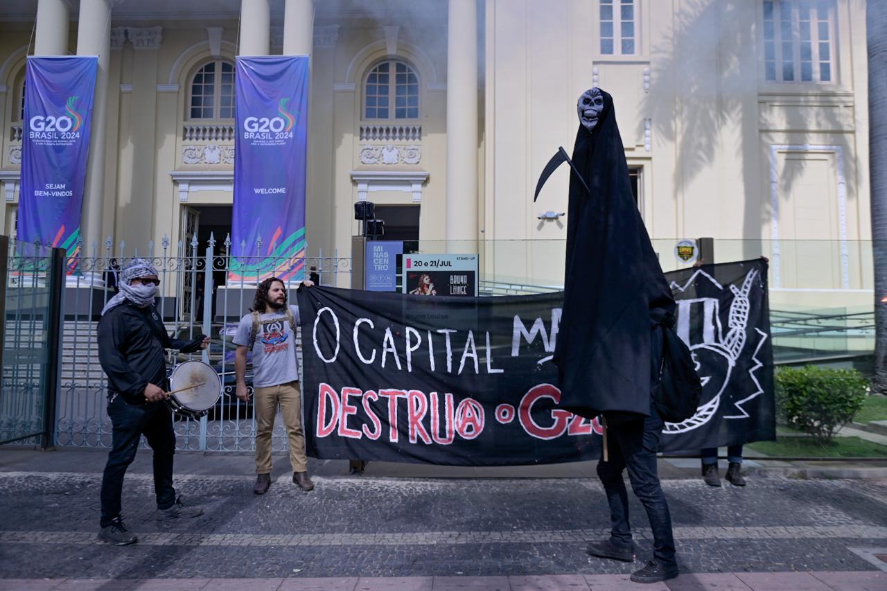 Manifestantes protestaram na porta do Minascentro durante reunião do G20