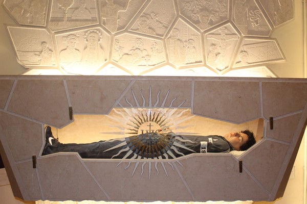 Corpo do beato está exibido em uma igreja da cidade de Assis, na Itália
