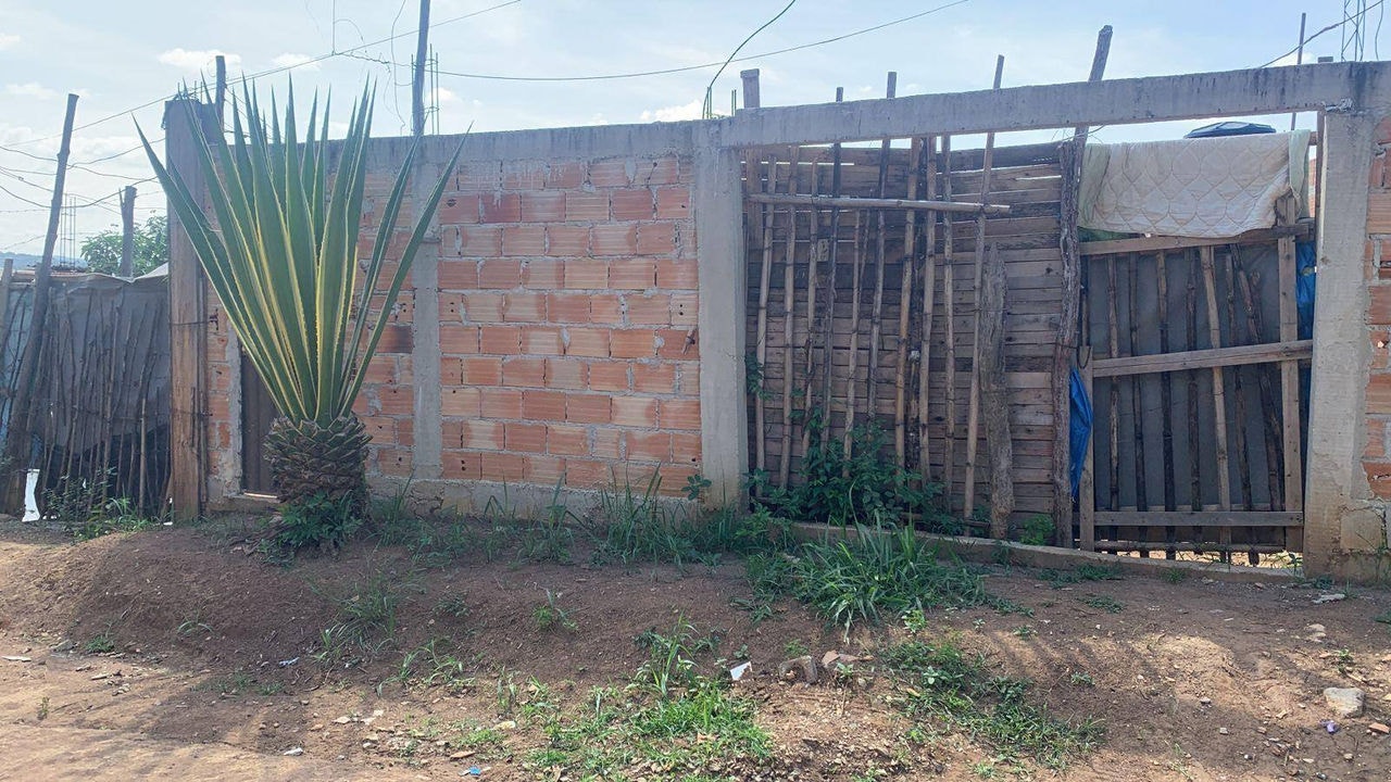 Lote onde a mulher era mantida sob cárcere privado em São Joaquim de Bicas, na região Metropolitana de Belo Horizonte