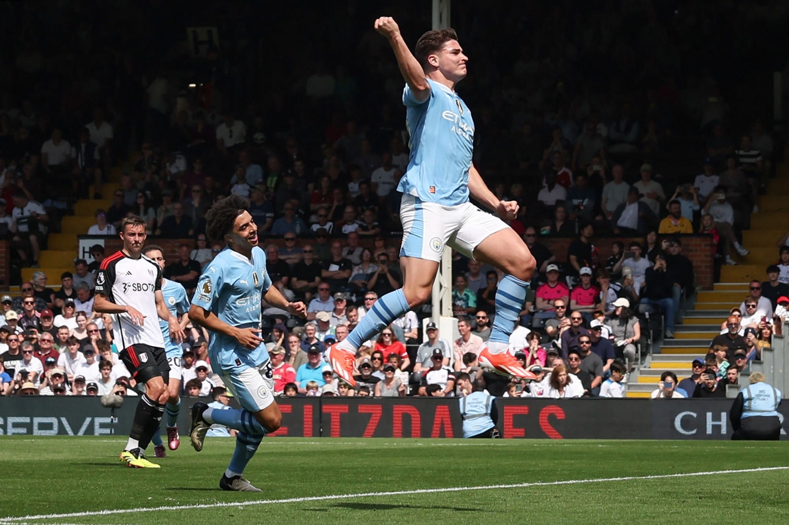Manchester City assumiu provisoriamente a liderança do Campeonato Inglês