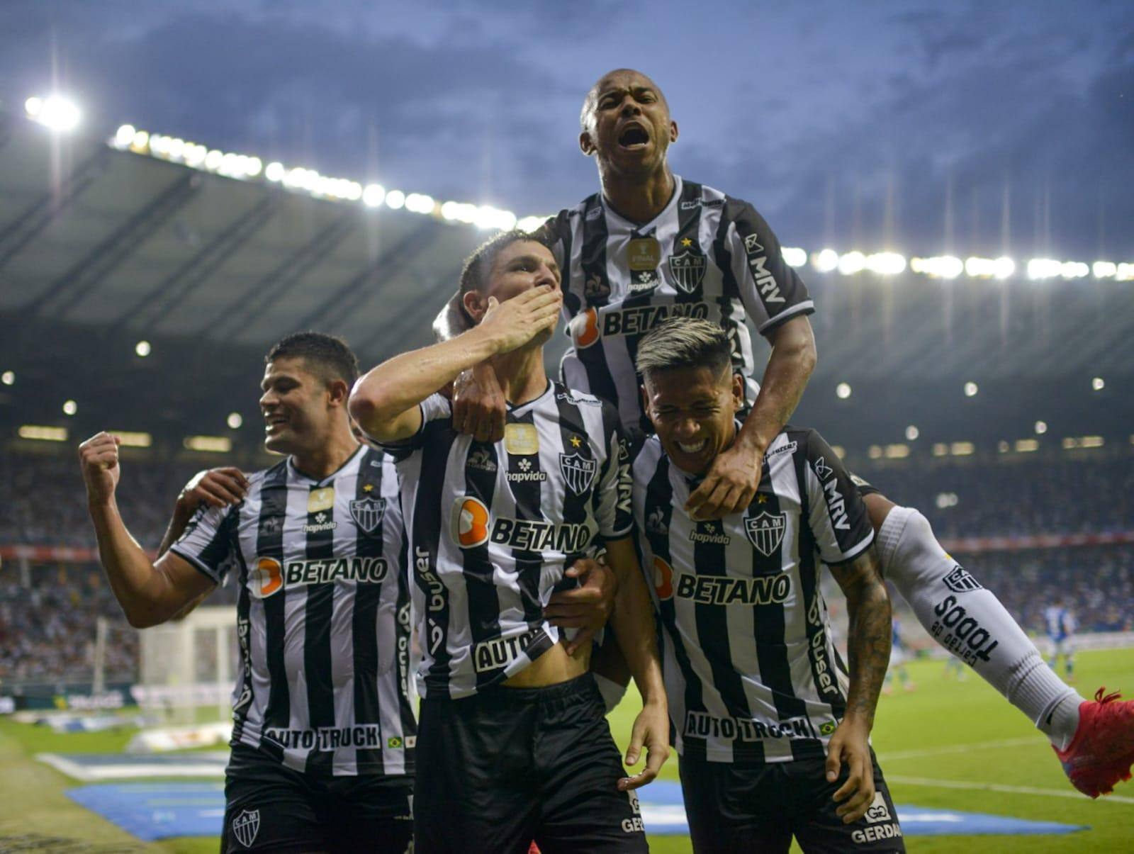 Jogadores do Galo comemoram o golaço de Nacho Fernández na final contra o Cruzeiro