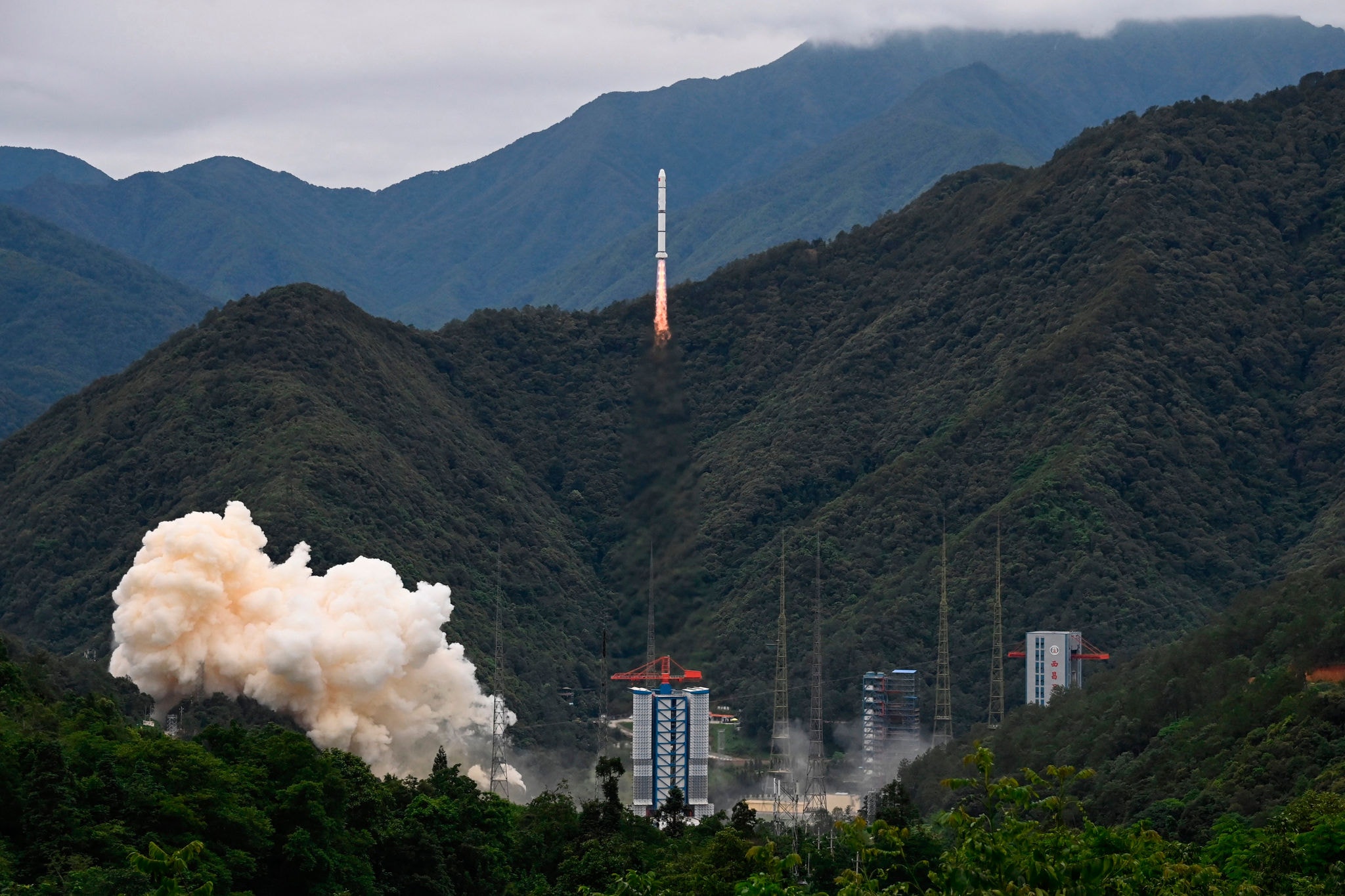 Missão conhecida como "Svom" ('Space Variable Objects Monitor', Monitor de Objetos Variáveis Espaciais) pretende pesquisar as explosões de raios gama