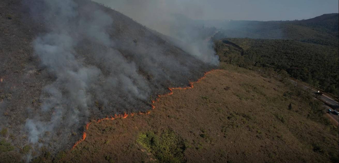 Foto mostra incêndio consumindo vegetação no Parque Estadual do Rola Moça, na Grande BH