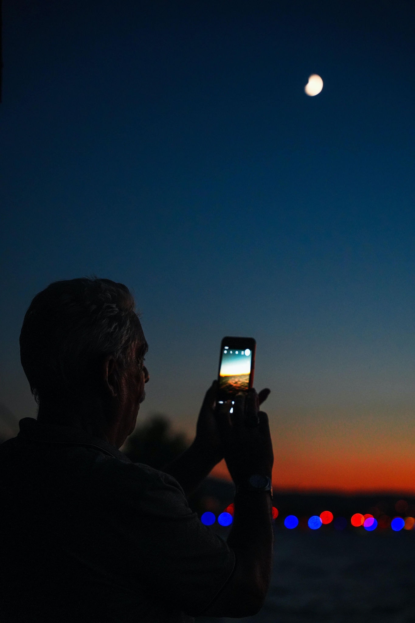 Para fazer fotos da Lua com o celular é necessário fazer ajustes manuais na câmera do aparelho