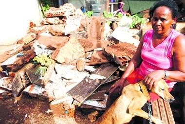 Sofrimento. Maria Geralda está tentando lidar com a perda de sua casa, depois que um barranco derrubou seis cômodos do imóvel