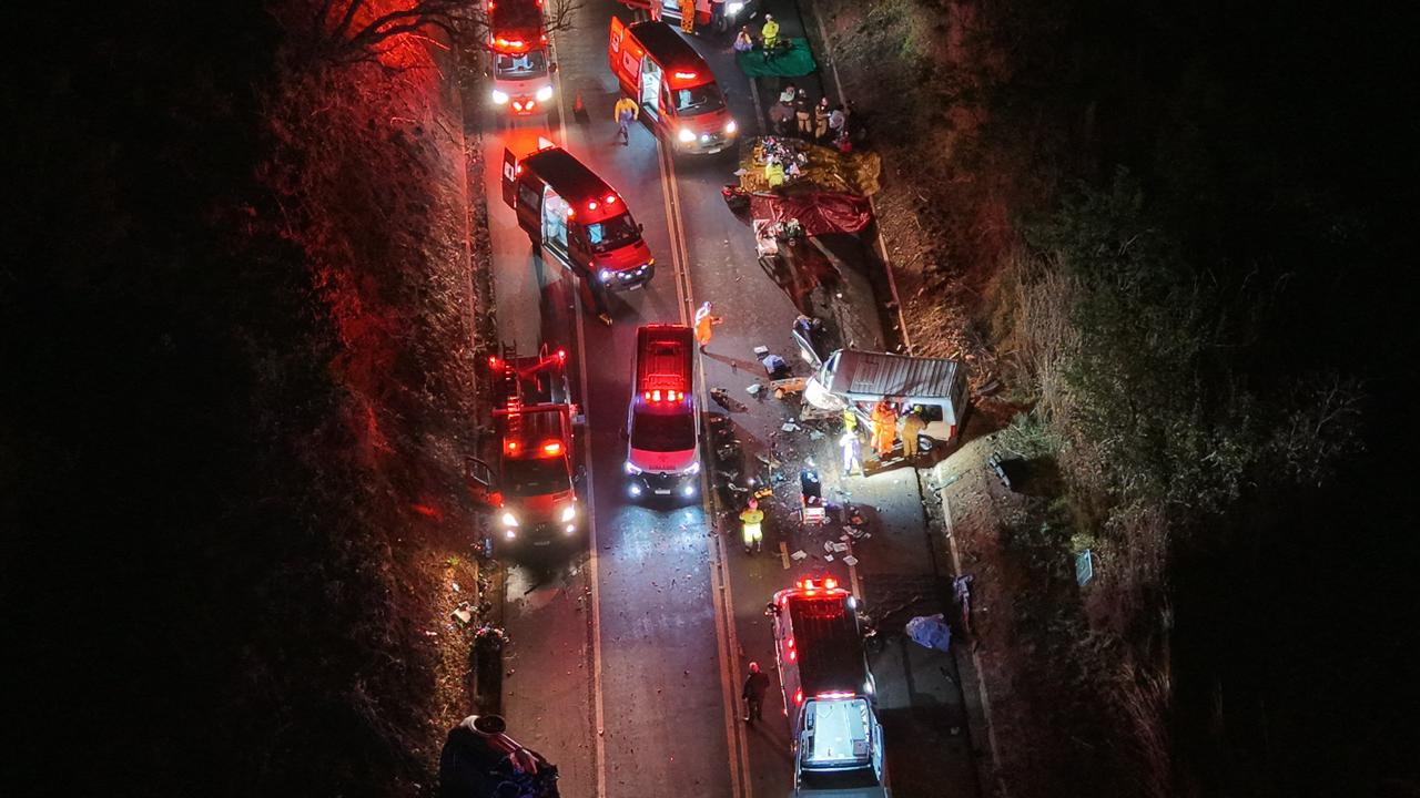 Choque entre van e carro de passe deixou 20 vítimas